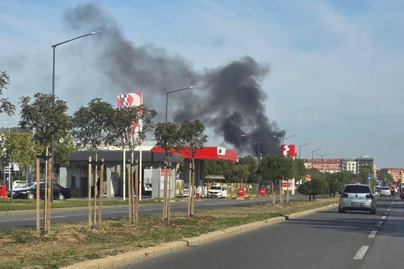 POŽAR NA KROVU ZGRADE U NOVOM SADU Kulja gust crni dim, ekipe vatrogasaca na terenu