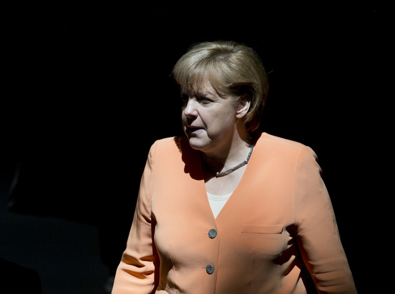 Już drugi rok z rzędu i po raz piąty w ciągu sześciu lat najbardziej wpływową kobietą na świecie okrzyknięto 58-letnią Merkel. "Forbes" nazywa ją "Żelazną Damą" Europy i "główną rozgrywającą w kryzysie w strefie euro, który wciąż zagraża rynkom" finansowym. Merkel nie tylko obiecuje, że zrobi wszystko co w jej mocy, by nie dopuścić do rozpadu eurolandu, ale też wzywa zagranicznych polityków do podpisania nowego porozumienia klimatycznego, które zastąpiłoby protokół z Kioto - podkreśla "Forbes".