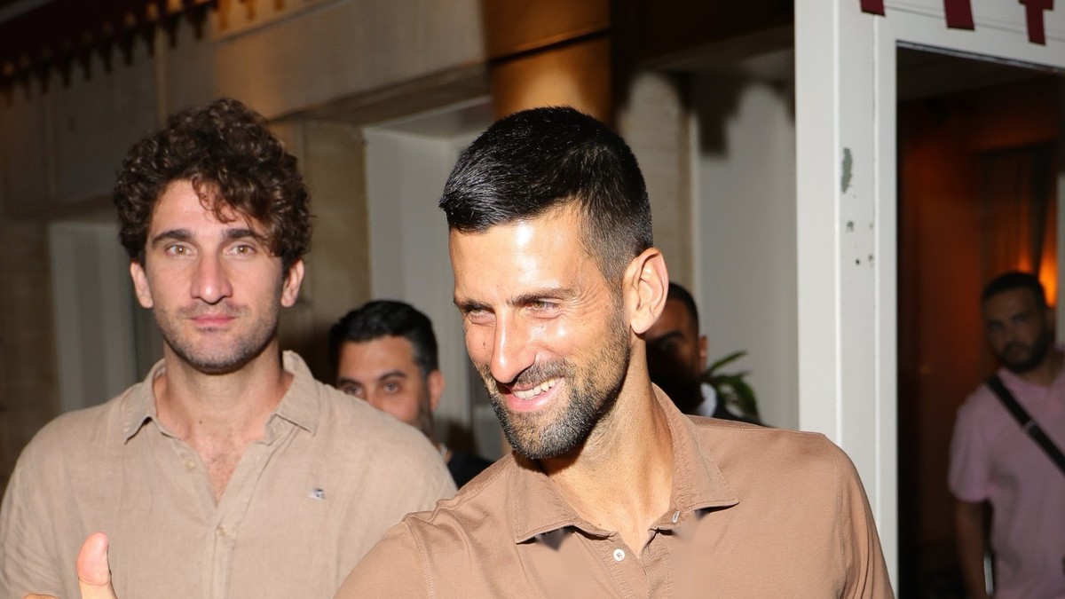 Novak opijen grlio prelepu Ruskinju i pevao joj na uvce u provodu bez Jelene