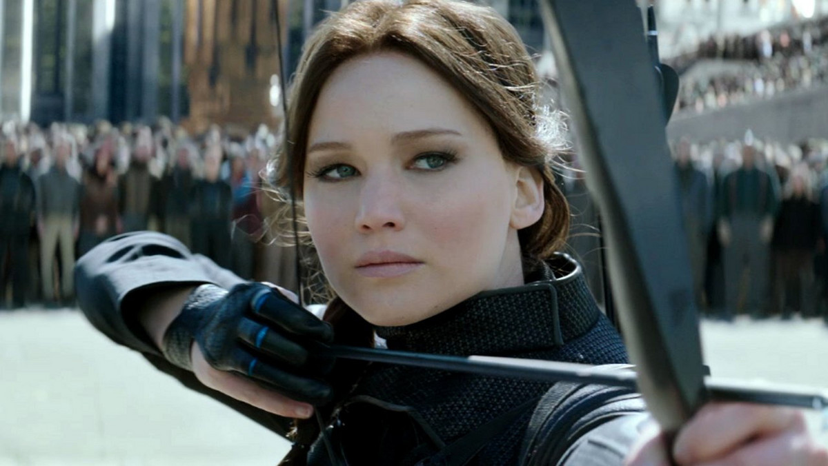 Tryumfująca Katniss na gruzach Kapitolu. Taki obrazek wyświetli się niedługo na ekranach kin jak świat długi i szeroki. Jaką cenę będzie jednak musiała zapłacić za nieposłuszeństwo?