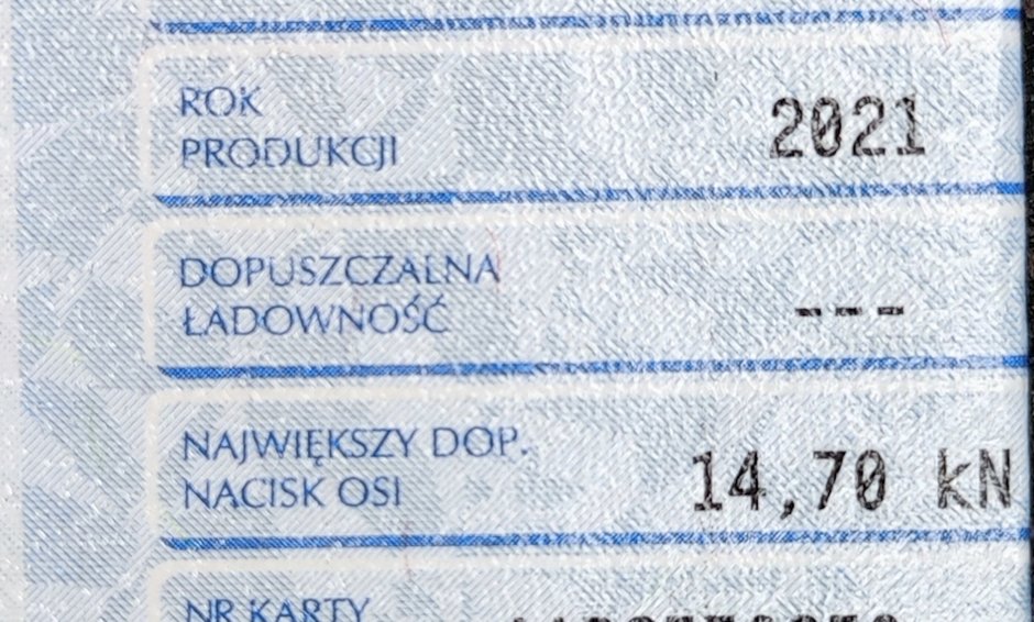 W dowodzie rejestracyjnym maksymalny nacisk na oś określono na 14,7 kN, na tabliczce znamionowej tego samego auta mowa jest o 1500 kg.