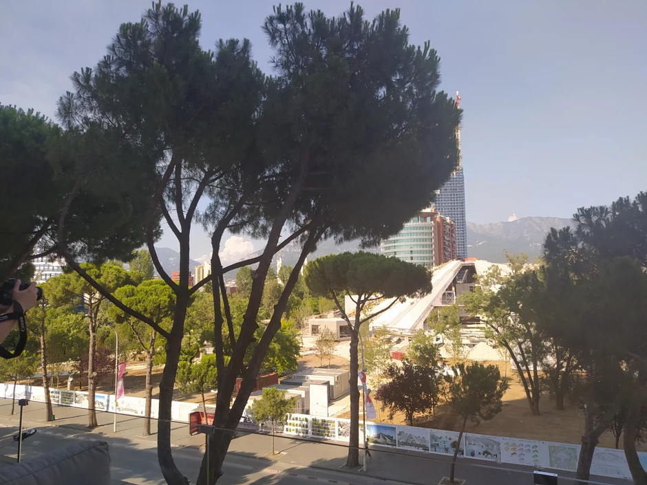 Pogled na Piramidu Tirane, poznatu kao Hodžina piramida