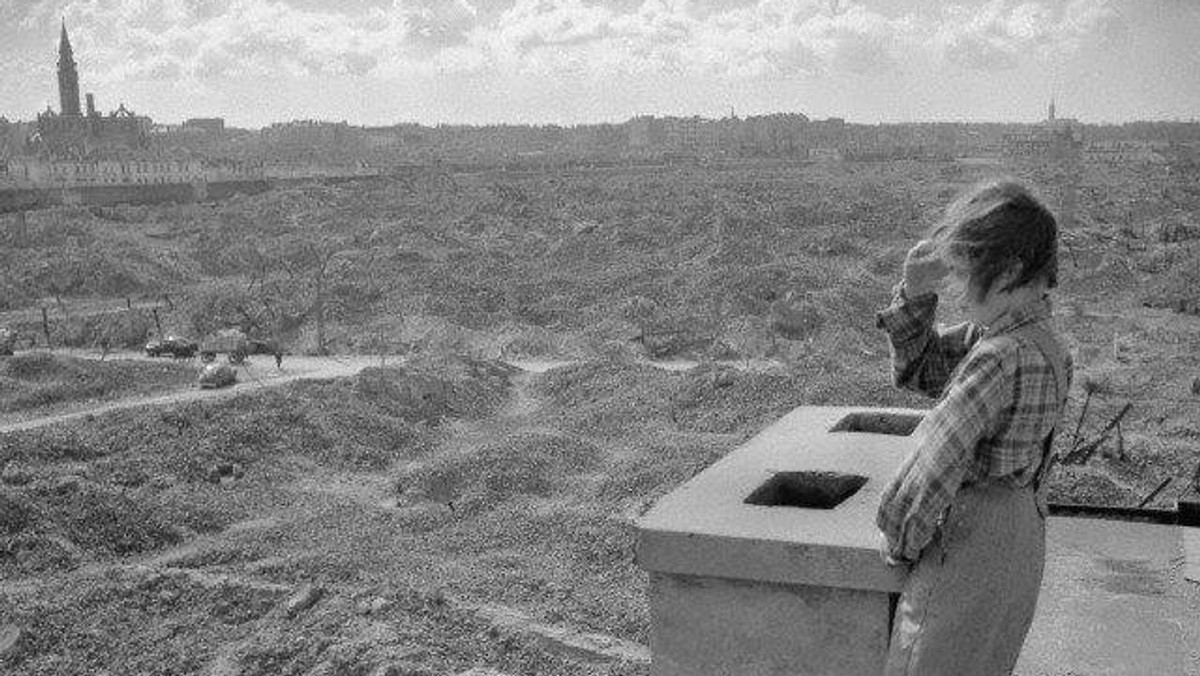 Na widok tej fotografii aż przechodzą dreszcze. Dziewczynka w za dużych butach i koszuli patrzy na ruiny getta na Muranowie w powojennej Warszawie. Kim jest, co tam wtedy robiła, jak potoczyły się jej losy? Jedna ze stołecznych organizacji, wraz z autorem książek o Warszawie zainicjowała akcję poszukiwania dziewczynki ze zdjęcia. Włącza się w nią również Onet.