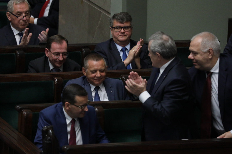 Marian Banaś i bijący brawo politycy PiS po wyborze szefa NIK