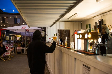 Międzynarodowy Dzień Piwa. Polacy zalewają nim świat i sami piją go coraz więcej