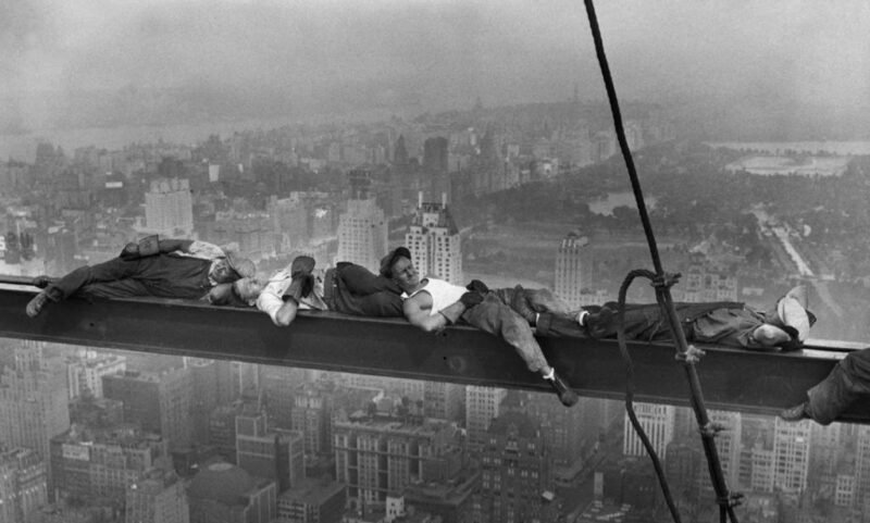 Jedno z kilku zdjęć wykonanych przez Charlesa C. Ebbetsa 20 września 1932 roku na szczycie Rockefeller Center (fot. Charles C. Ebbets)