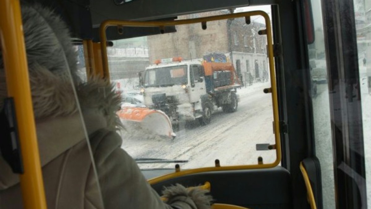 Drogowcy zapewniają, że zima ich nie zaskoczy. - Sprzęt czeka w gotowości. W sumie na drogi krajowe może wyjechać 166 solarek, pługów i odśnieżarek. Dodatkowo, w razie bardzo obfitych opadów, przygotowane są też ładowarki, spycharki i dźwigi - mówi Zofia Markowska z punktu informacji drogowej GDDKiA.