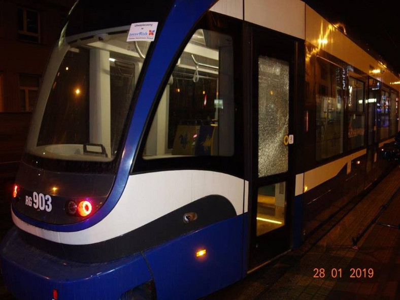 Jeden  z ostrzelanych tramwajów