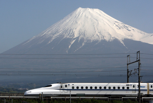 Szybką kolej wymyślili Japończycy. To w „kraju kwitnącej wiśni” już w 1963 roku pociąg pocisk (Shinkansen) ruszył ze stacji w Tokio i jadąc ze średnią prędkością 256 km/h dotarł do oddalonej o 552 km Osaki po niespełna dwóch godzinach. Dziś japońskie pociągi pociski osiągają prędkość maksymalną rzędu 332 km/h. Na zdj. Japoński Shinkansen N700.