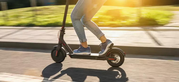 Nie mają prędkościomierzy, a mają przestrzegać limitów? "Trudne życie" jeżdżących na hulajnogach elektrycznych