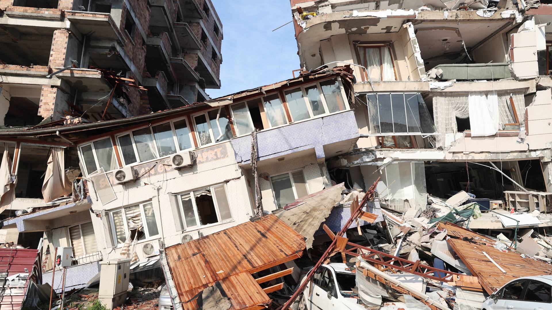 Kimentettek egy kislányt egy földrengés után összerogyott épület alól 