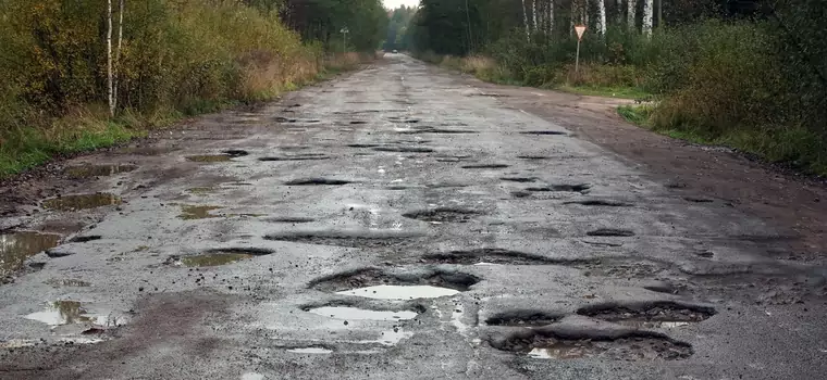 Czy to najbardziej dziurawa droga w Polsce? Nagranie z przejazdu mówi wszystko