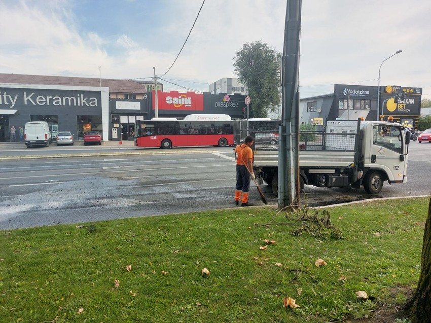 Gradska čistoća raščišćava mesto saobraćajne nesreće na Karaburmi