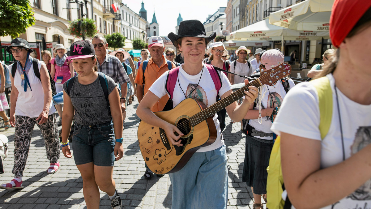 Dziś z Warszawy wyruszyli kolejni pielgrzymi, którzy przez najbliższe dni będą szli na Jasną Górę. Na szlak wyruszyła miedzy innymi najstarsza i najliczniejsza stołeczna pielgrzymka - 306 Warszawska Pielgrzymka Piesza. Grupa liczy kilka tysięcy wiernych. Zapisy cały czas trwają.