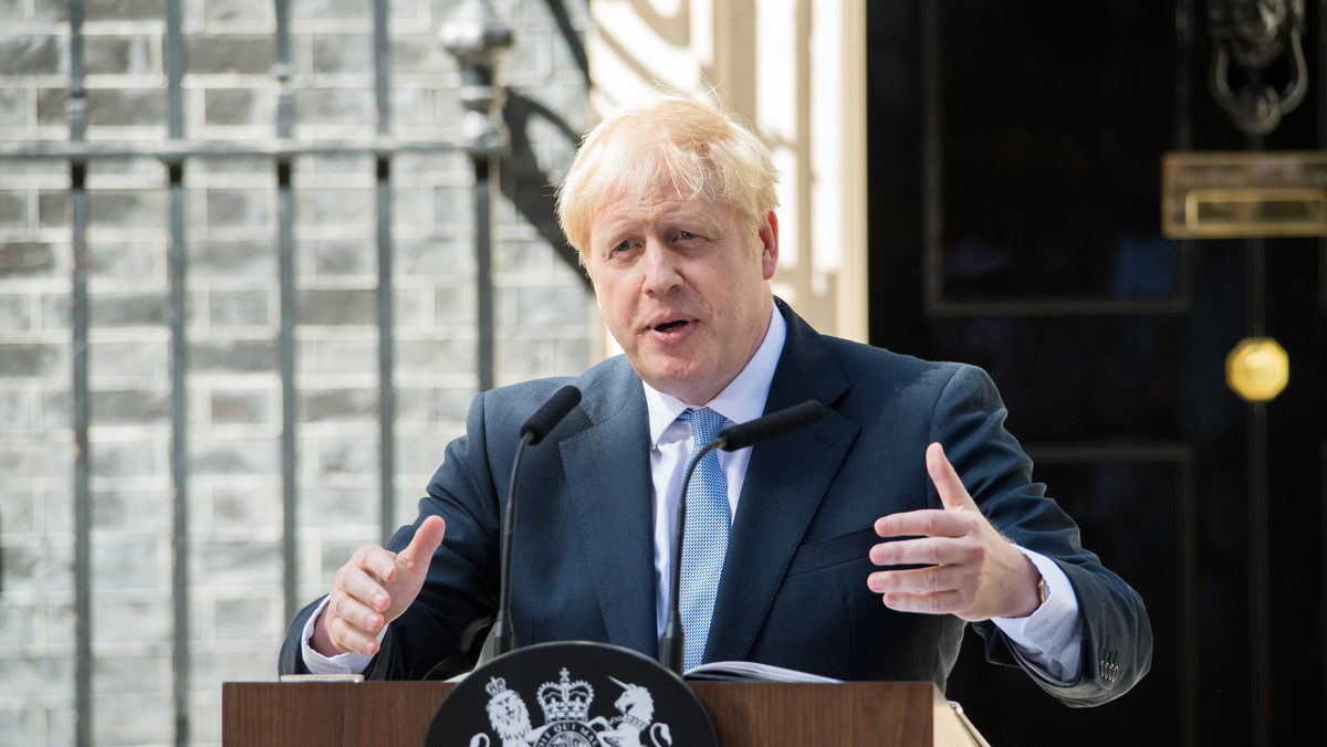 W sobotę premier Boris Johnson powiedział, że osoby, które zdecydują się zignorować zasady izolacji z chorymi na COVID-19 zostaną ukarane grzywną w wysokości do 10 tys. funtów.