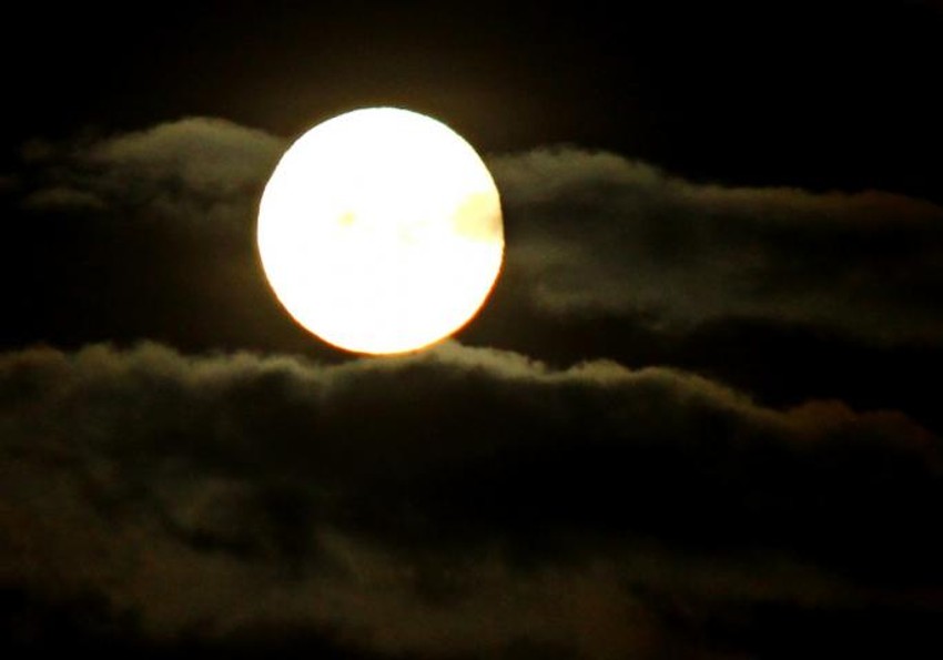 Posmatrajući pomračenje Meseca u 3. veku pre nove ere Aristarh je zaključio da je Zemlja okrugla