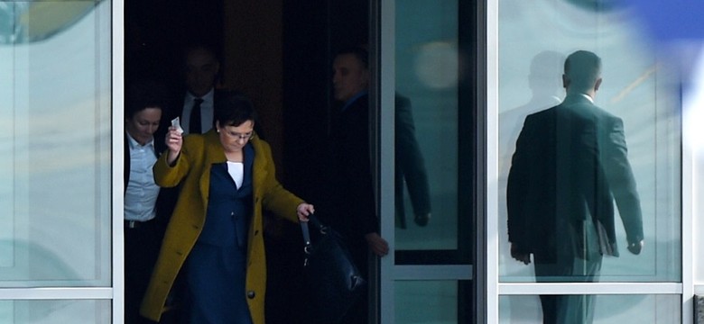 Szpilki ją załatwiły: Ewa Kopacz zakleszczona w wycieraczce na lotnisku!