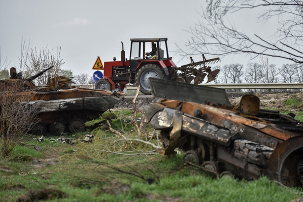 Zniszczony rosyjski pojazd niedaleko Kijowa