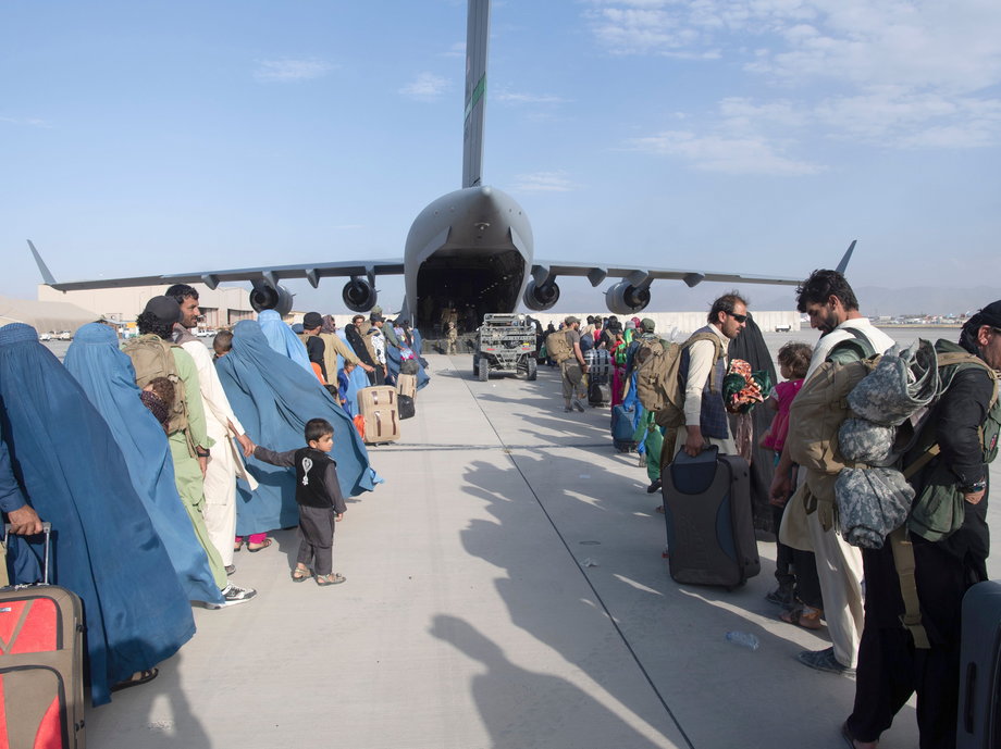 Ewakuacja z Afganistanu na Air Force C-17 Globemaster III, międzynarodowe lotnisko Hamida Karzaja w Kabulu w dniu 24 sierpnia 2021 r.