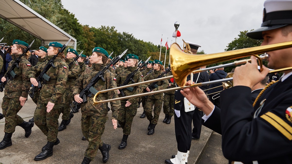 Niemal 700 podchorążych złożyło dzisiaj przysięgę wojskową w czasie uroczystości, którą zorganizowano na gdańskim Westerplatte. W ślubowaniu wzięli udział studenci trzech wojskowych uczelni z Wrocławia, Gdyni i Dęblina. Wspólną przysięgę zorganizowano po raz czwarty.