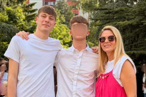 GRU BI BIO PONOSAN DA MOŽE OVO DA VIDI! Danica Andonov ispratila mlađeg sina na maturu: Pogledajte koliko su Vuk i Relja porasli