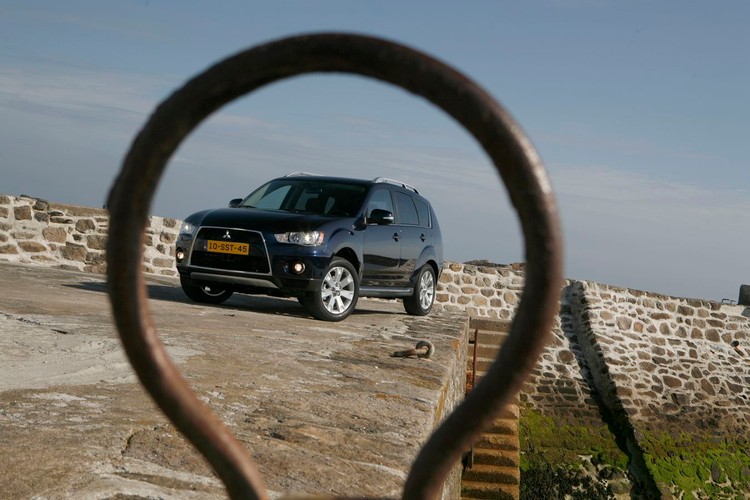 Galerię
Na początek Mitsubishi stawia przed nami nowe wcielenie outlandera z wysokoprężnym, 140-konnym silnikiem
2.0 DID (310 Nm) i 6-biegową manualną skrzynią biegów