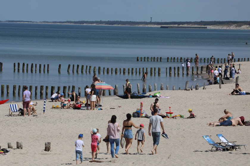 Koronawirus w Polsce: Tłumy na polskich plażach i w górach