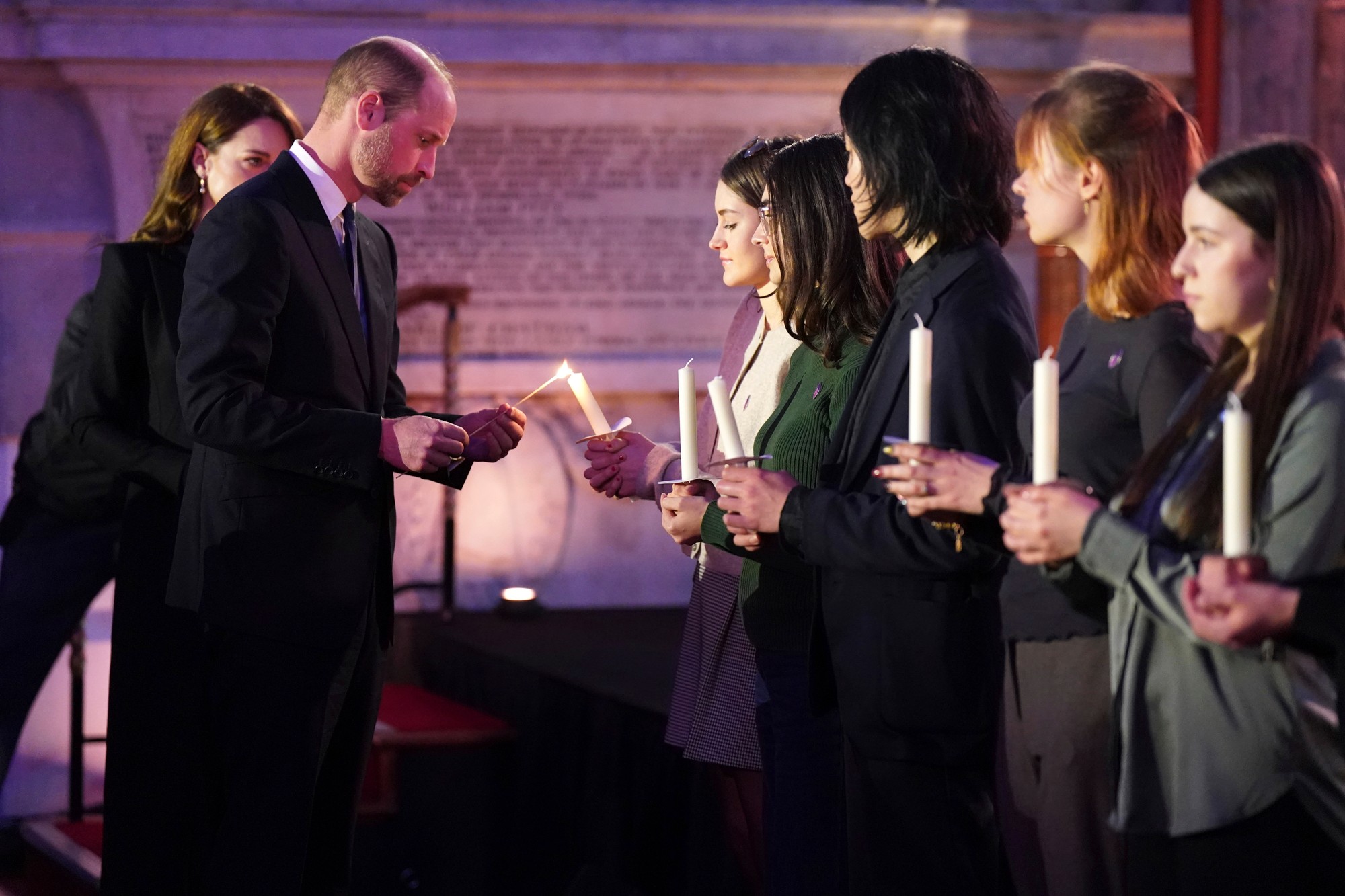 Kate a William zapaľujú sviečky v Londýne pri príležitosti 80. výročia oslobodenia bývalého nacistického koncentračného tábora Auschwitz-Birkenau a Medzinárodného dňa pamiatky obetí holokaustu.