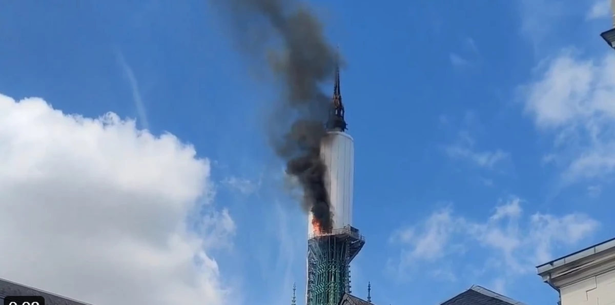  Pali się katedra w Rouen we Francji. Ewakuowano ludzi