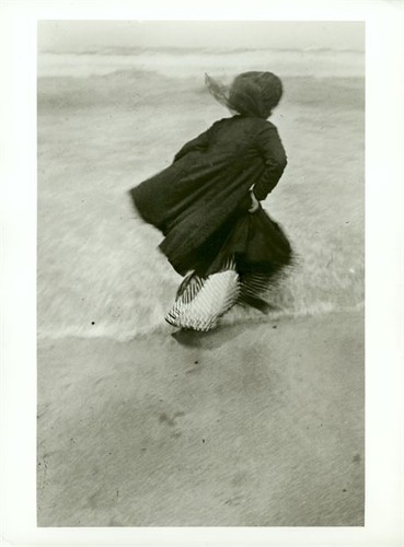 2 – Rocher de la Vierge, Biarritz 1927Photographie Jacques Henri Lartigue© Ministere de la Culture – France/ AAJHL