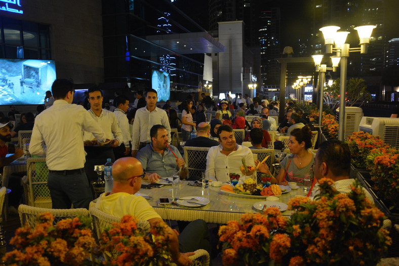  Po zachodzie słońca Arabowie wychodzą całymi rodzinami do restauracji na obfity posiłek zwany iftar.