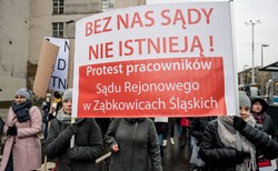 Protestujący pracownicy sądownictwa krytykują projekt resortu Ziobry. "To dla nas gwóźdź do trumny"