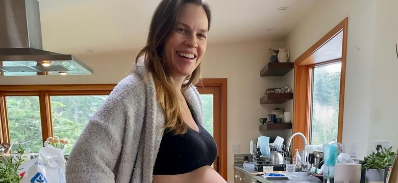 Hilary Swank chwali się ciążowym brzuszkiem. Urodzi w wieku 48 lat