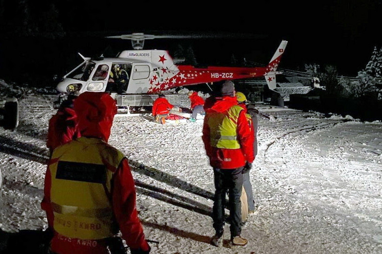 Ratownicy górscy i helikoptery przygotowują się do lotu na górę Tete Blanche w Alpach Szwajcarskich, niedaleko Sion w Szwajcarii