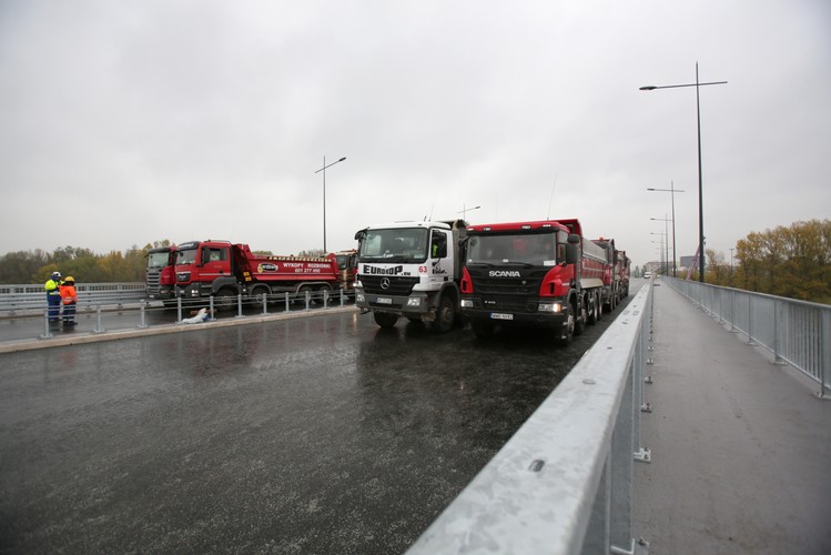 Ciężarówki na Moście Łazienkowskim w Warszawie, podczas prób obciążeniowych. <br><br>Fot. (mr) PAP/Leszek Szymański