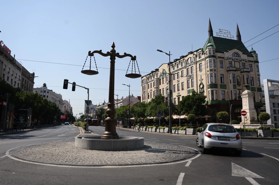 Skulptura na kružnom toku na Terazijama