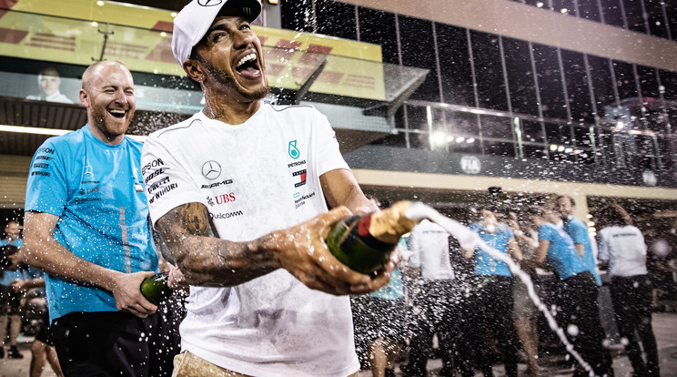 Lewis Hamilton boldogsága érthető: a Mercedes német pilótája idén is a vébécímért harcolhat, ráadásul közel 16 milliárd forintnyi összeget kap /Fotó: Getty Images