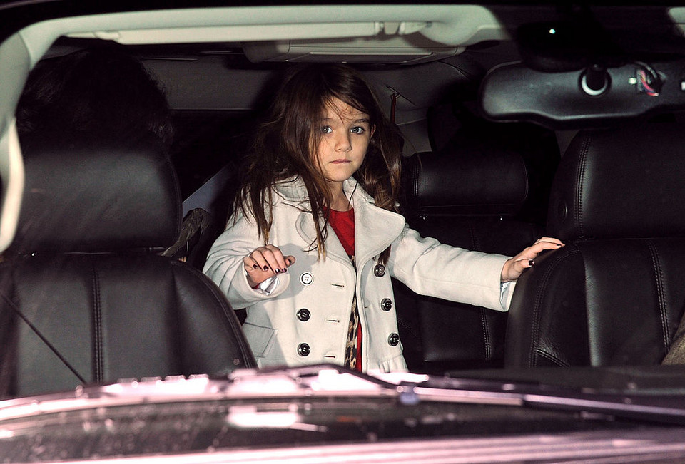 2010 rok, Suri Cruise w eleganckim płaszczyku