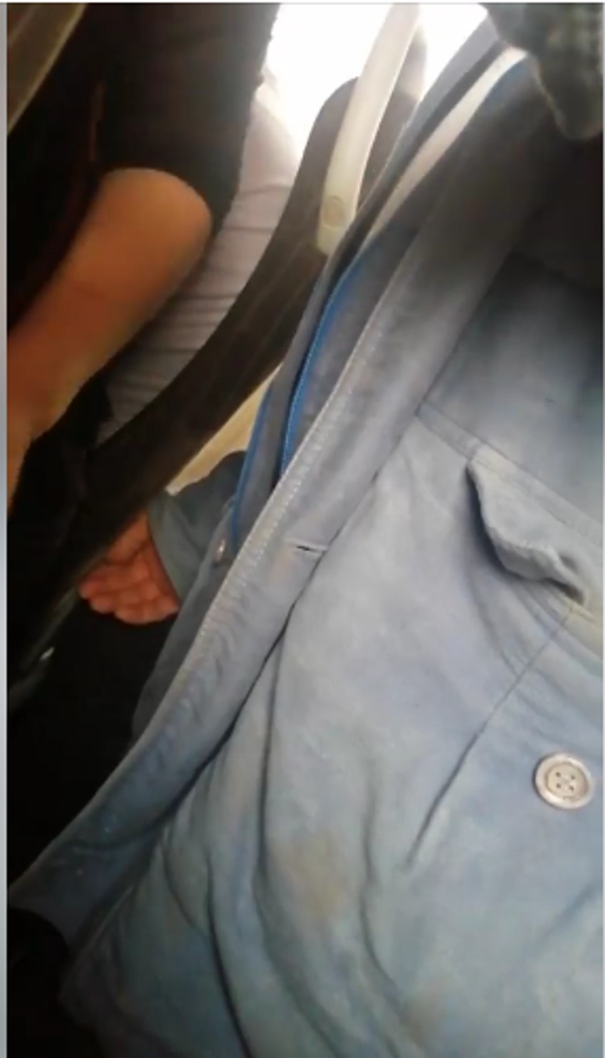 Trenutak kada napasnik dodiruju putnicu u autonusu