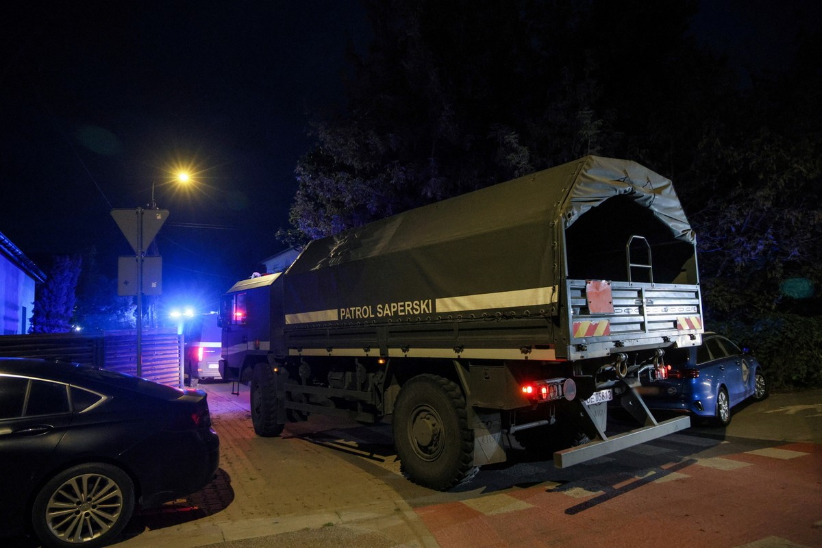 Funkcjonariusze służb na osiedlu domów jednorodzinnych w rejonie ul. Zawiszaków w Warszawie, 7 września. Żandarmeria Wojskowa ujawniła znaczne ilości materiałów wybuchowych oraz pozostałości po granatach i pociskach moździerzowych w mieszkaniu rannych w eksplozji na poligonie w Rembertowie;