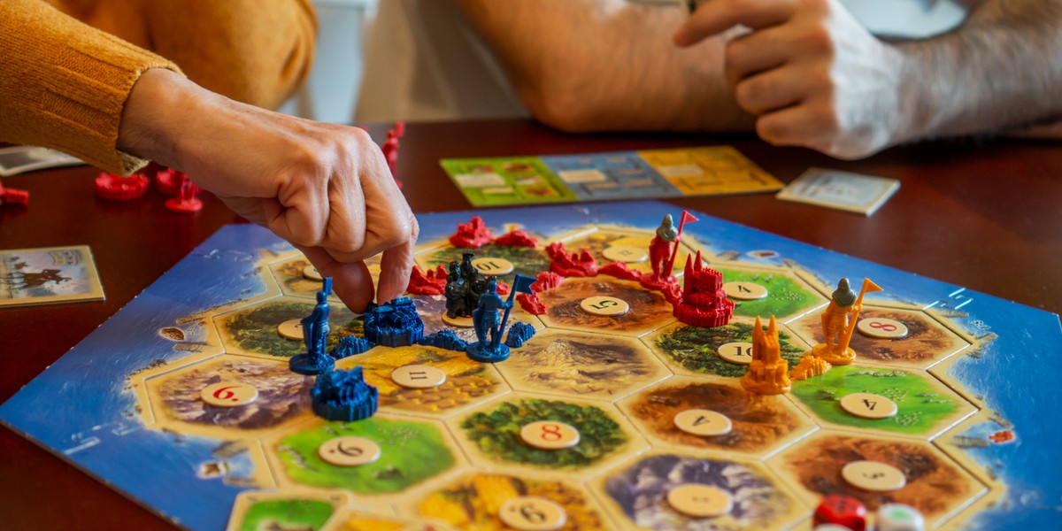 Catan to klasyk - bardzo prosta gra rodzinna, którą z powodzeniem pojmą dzieci nawet w wieku 6-8 lat.