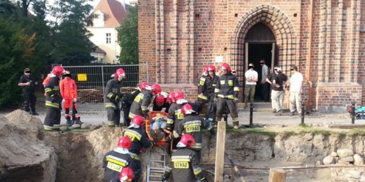 Przysypany ziemią archeolog w ciężkim stanie.