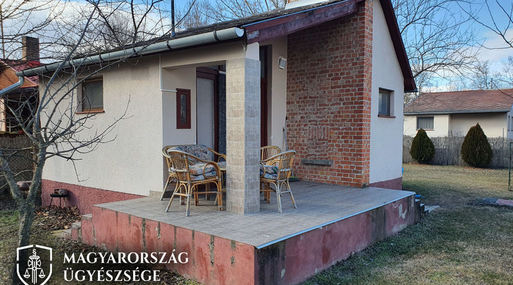 Férfi és szeretője prostituáltként dolgoztatták iskolázatlan ismerősüket ebben a Soltvadkerti házban / Fotó: Magyarország Ügyészsége