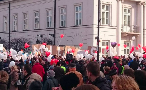 KOD pokazał "młodą twarz". Pikieta młodzieżówki przed Pałacem Prezydenckim