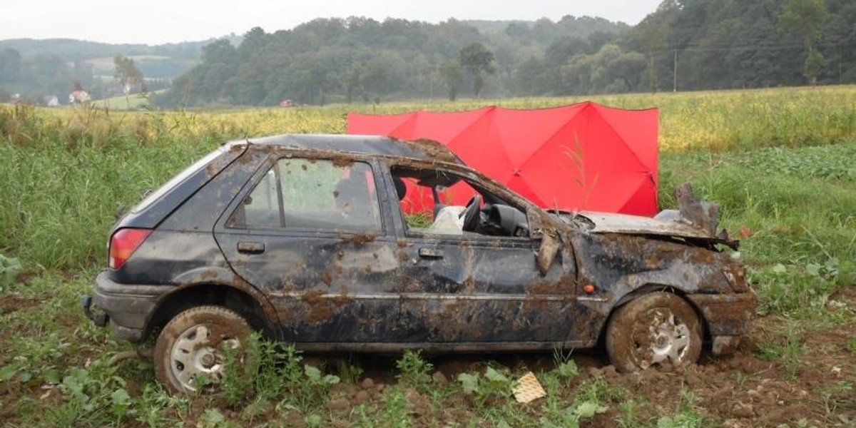 Ford fiesta stoczył się ze skarpy i koziołkował. W wypadku zginął 38-latek z Przeworska