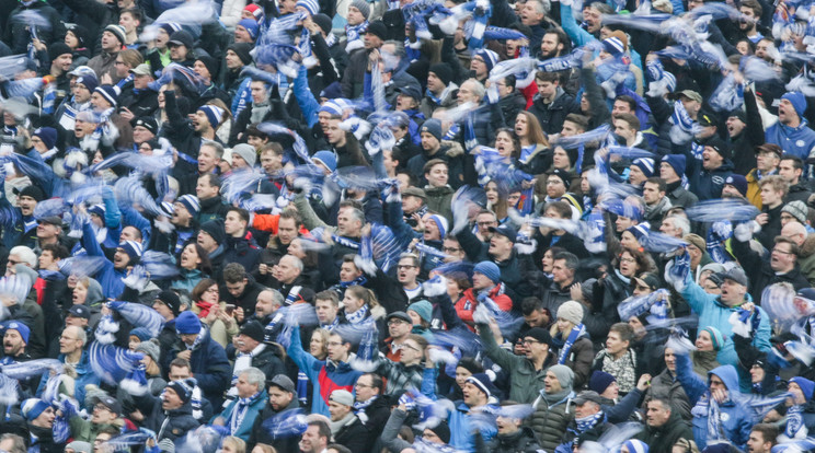 Az egyik Darmstadt szurkoló rosszul lett a Schalke elleni bajnoki közben /Fotó: AFP