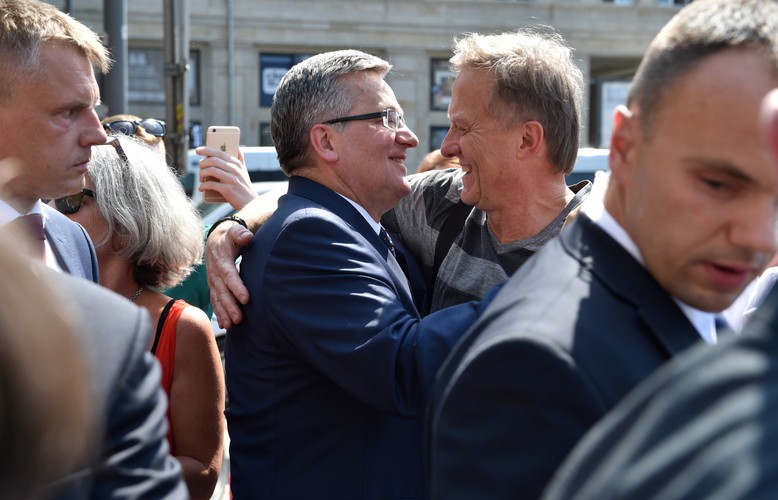 Prezydent Bronisław Komorowski podczas pożegnania z mieszkańcami stolicy na placu Konstytucji w Warszawie