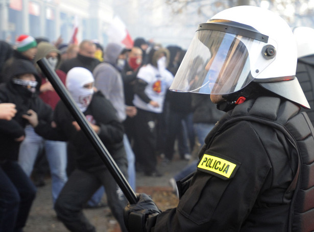 Policjant skopał demonstranta. Prokuratura: Niska szkodliwość czynu