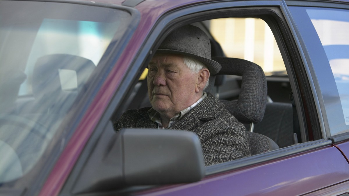 Stariji čovek za volanom