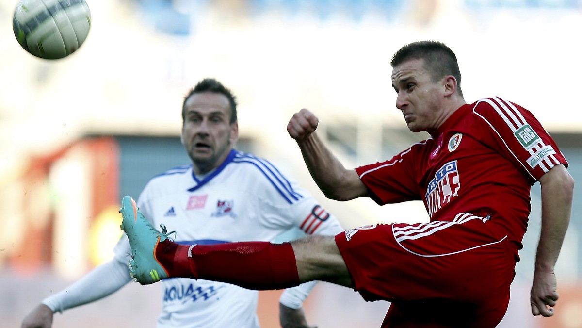 W pierwszym sobotnim meczu 12. kolejki T-Mobile Ekstraklasy Piast Gliwice na własnym terenie wygrał z Podbeskidziem Bielsko-Biała 1:0 (0:0).